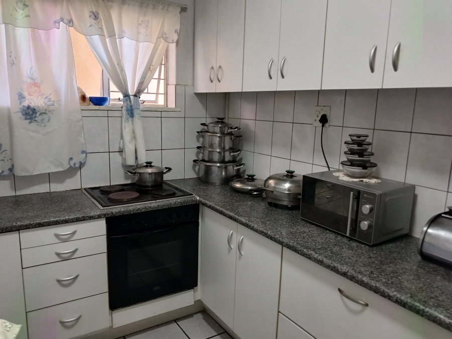 2 Bedroom Property for Sale in Goodwood Estate Western Cape